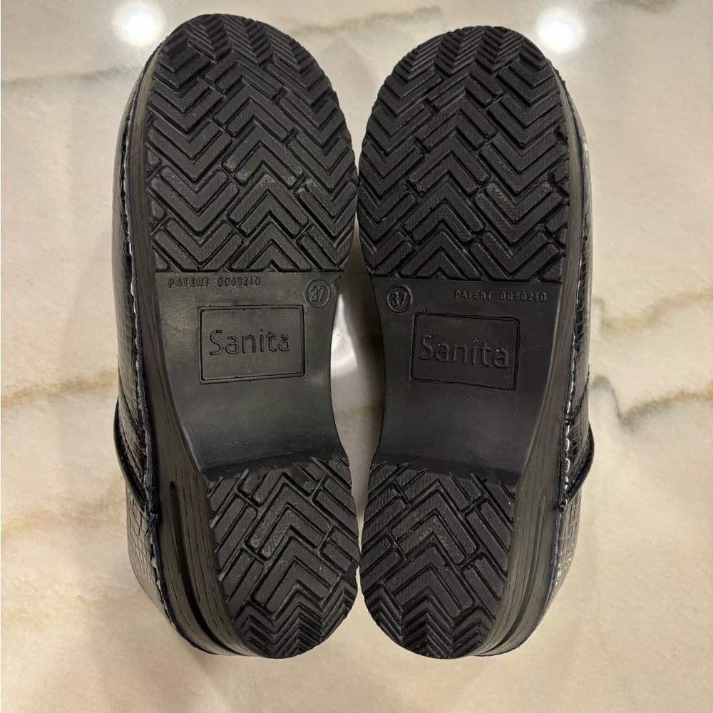 Sanita Clogs Womens Size 37 US 6.5 Black Patent Croc Embossed Professional - Picture 6 of 7